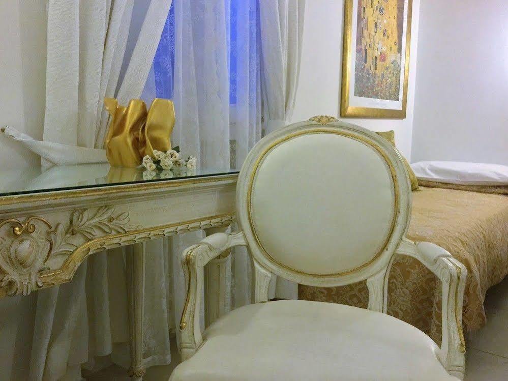 Residenza Due Torri Check In Presso Hotel Centrale Vicolo Cattani 7 Bolonia Exterior foto